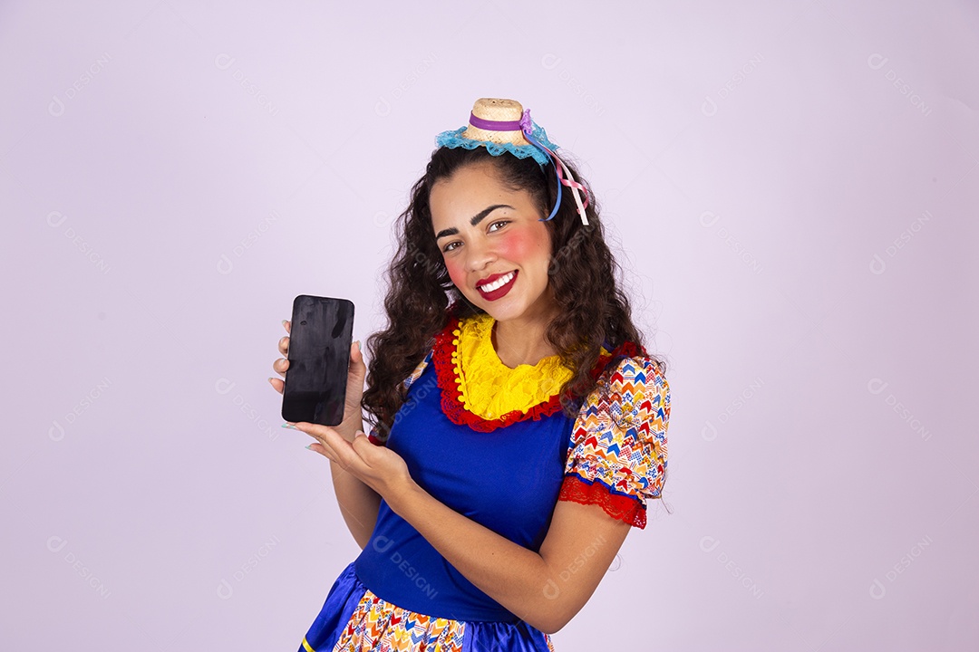 Linda mulher jovem usando roupas típicas de festa junina