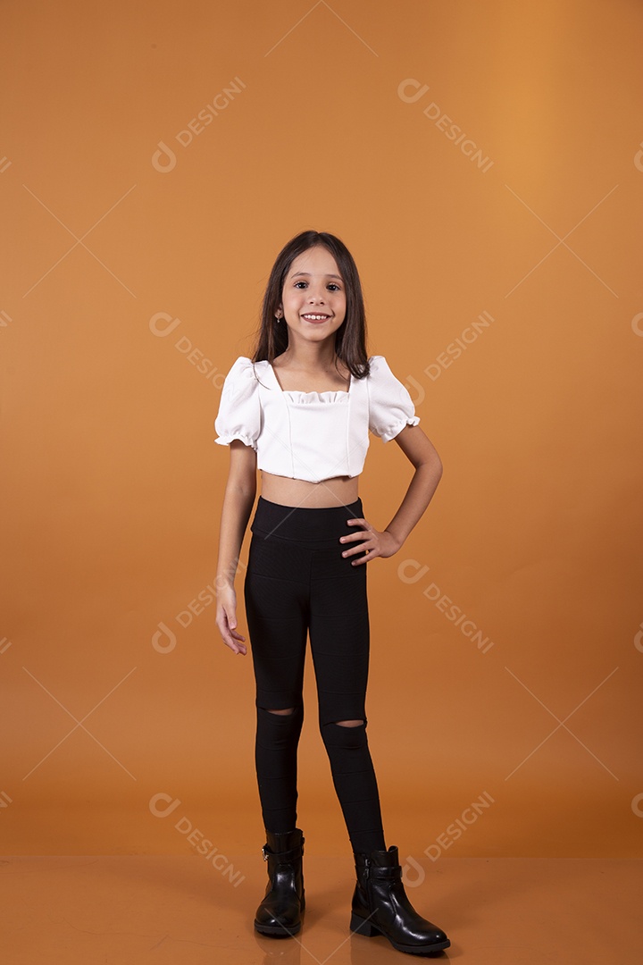 Linda garotinha sobre fundo isolado