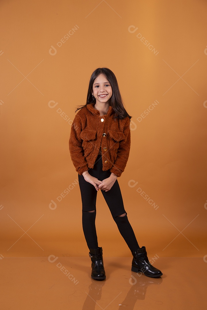 Linda garotinha sobre fundo isolado