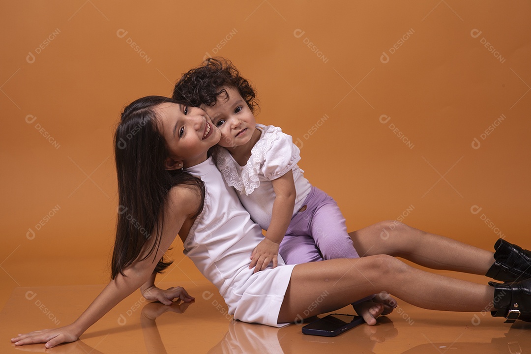 Lindas garotinhas sobre fundo isolado