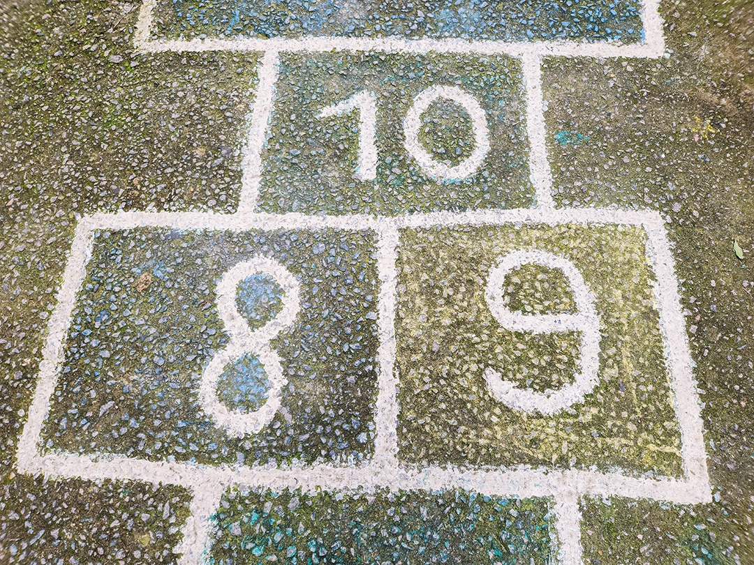 Jogo de amarelinha pintado no chão