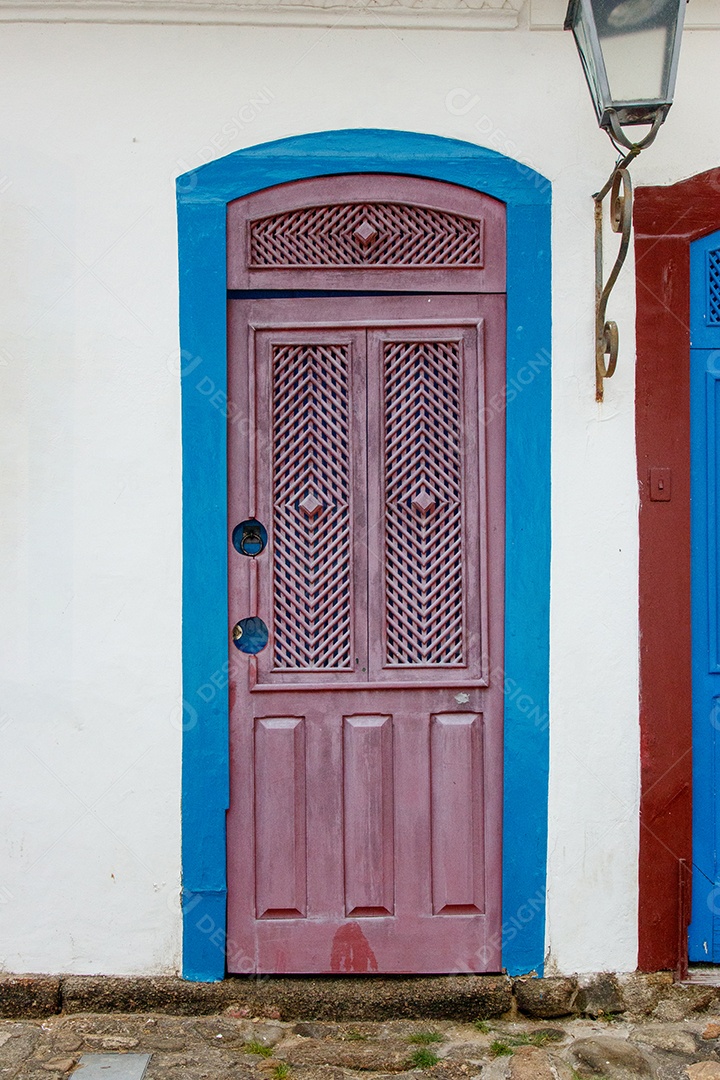 Portas e janelas de casarões na cidade de Paraty