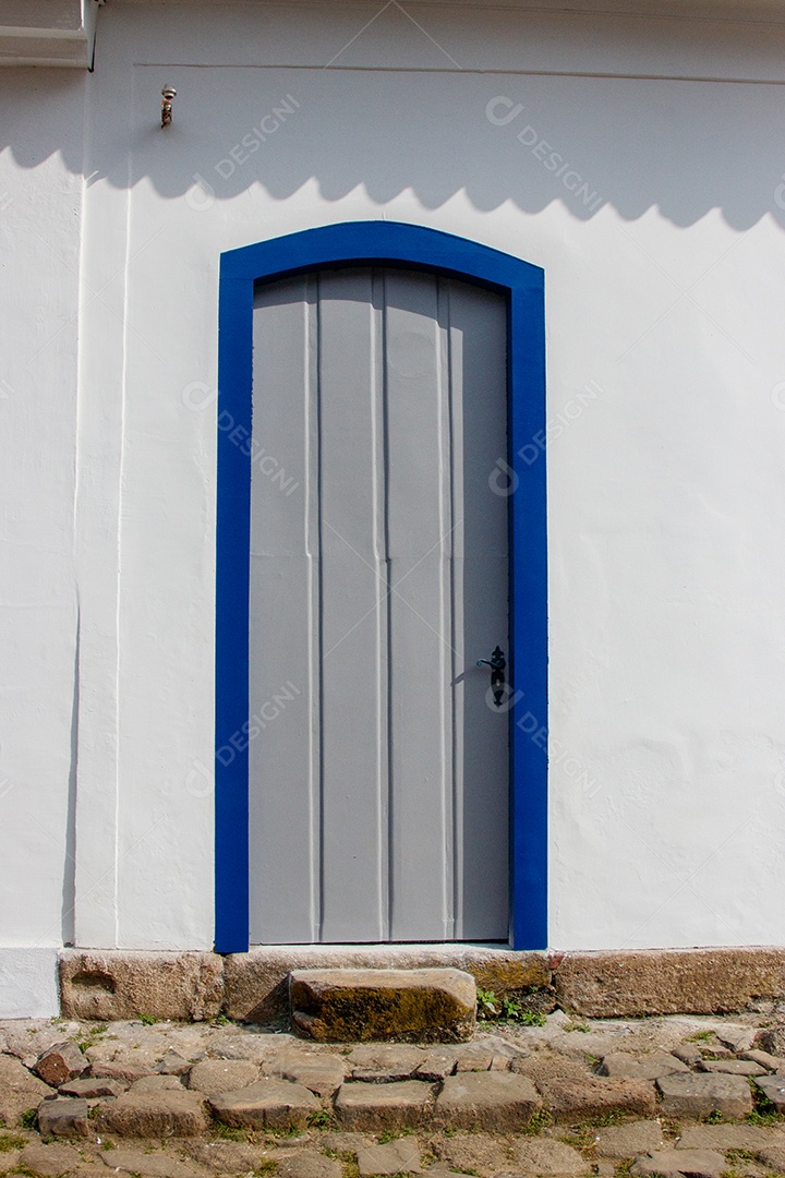 Portas e janelas de casarões na cidade de Paraty