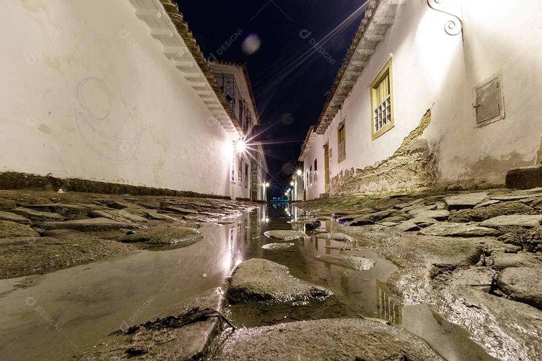 Ruas de Paraty com maré alta à noite