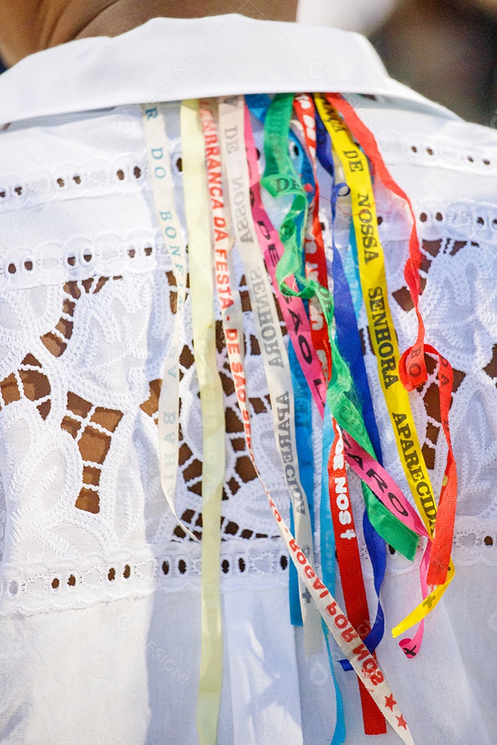 Fitas de santos brasileiros amarradas nas costas de uma camisa