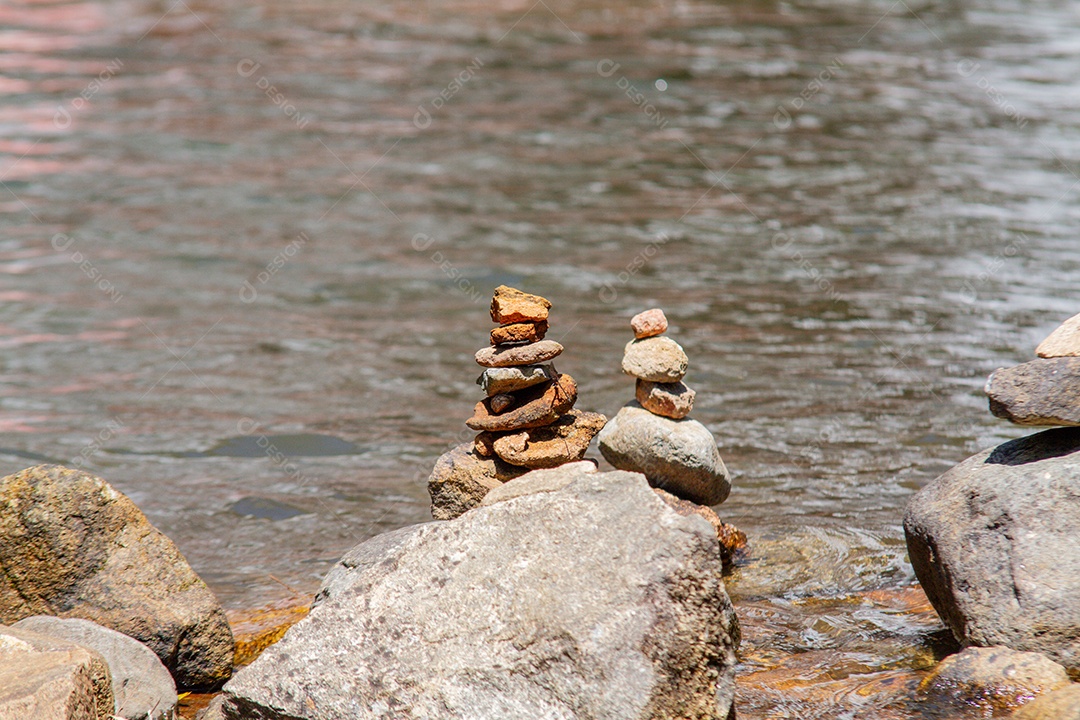 Pedras empilhadas em beira de rio