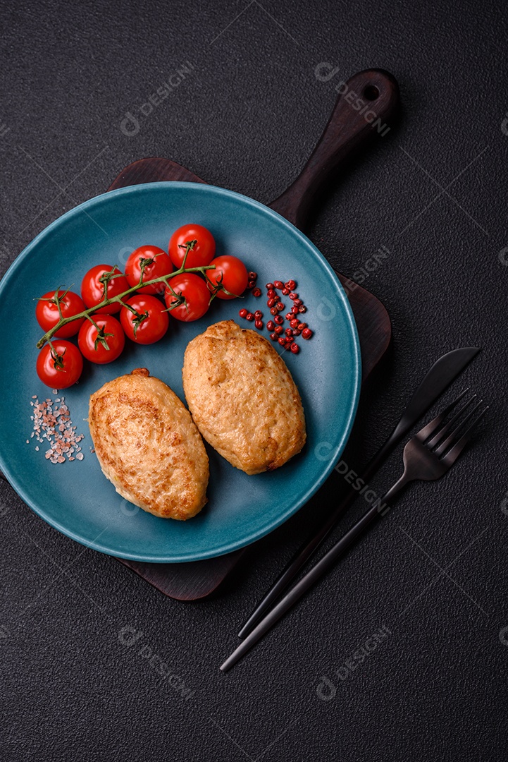 Deliciosas asas grelhadas crocantes com molho teriyaki com sal, especiarias e ervas sobre um fundo escuro de concreto