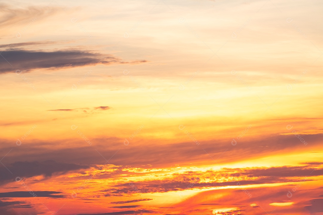 Fundo de céu ao entardecer