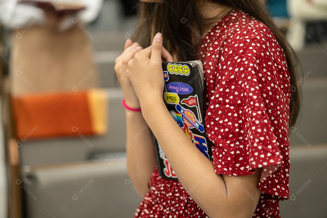 Uma jovem na igreja adorando