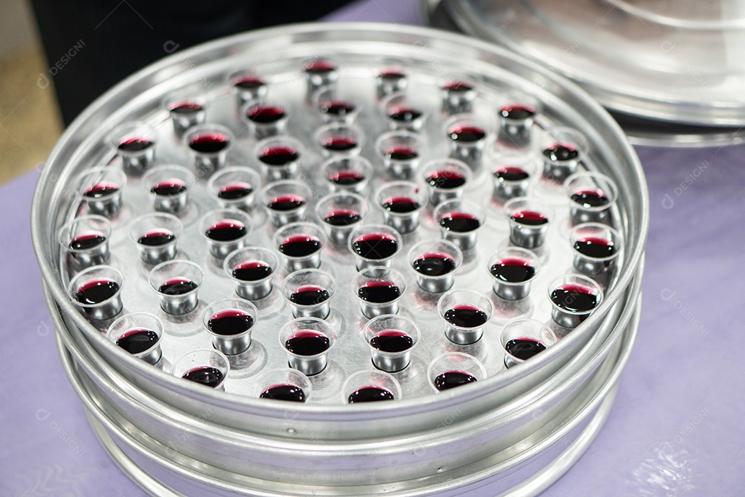 Forma com copinhos de vinho para ceia da igreja