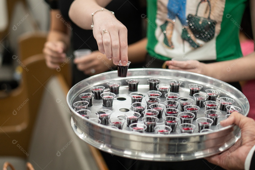 Forma com copo de vinho para ceia na igreja