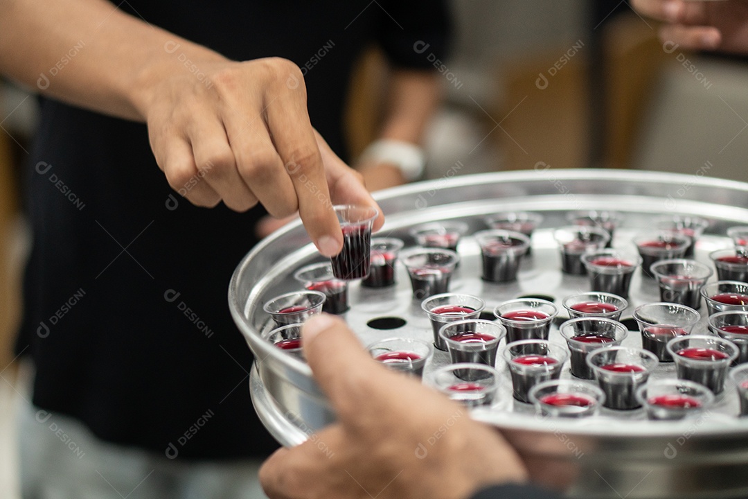 Pessoas na igreja pegando vinho para ceiar