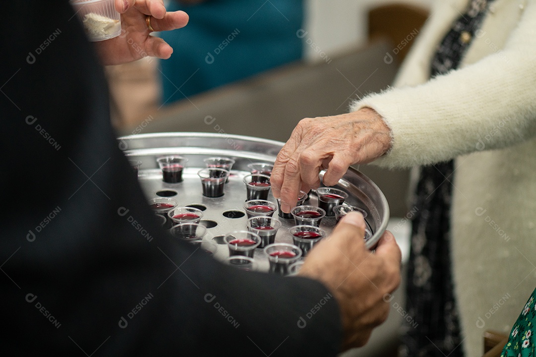 Pessoas pegando vinho para tomar ceia