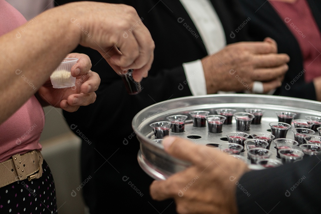 Pessoas da igreja pegando vinho para tomar ceia