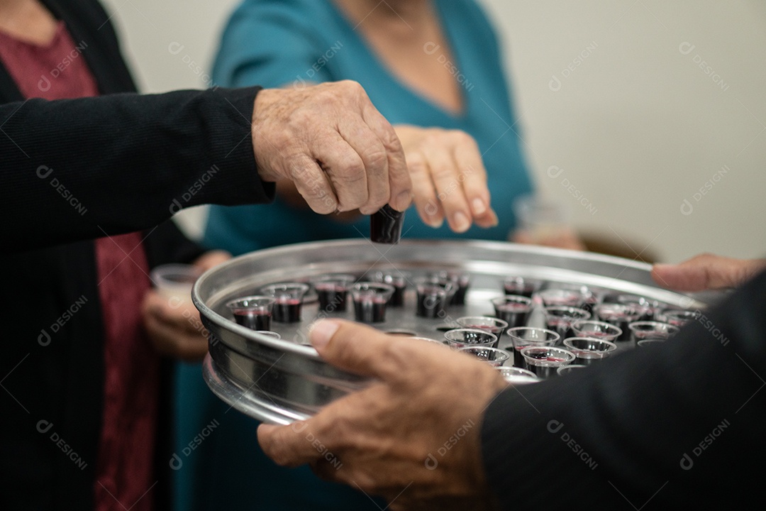 Forma com copo de vinho para ceia na igreja