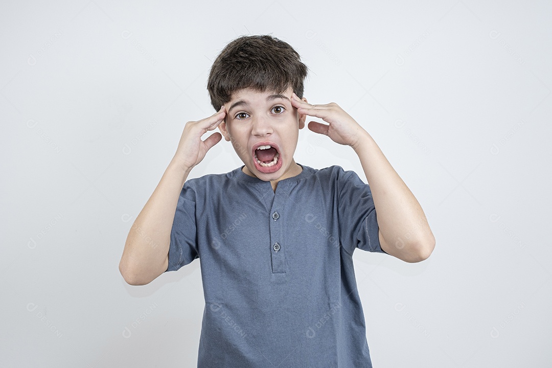 Garoto com mãos no rosto gritando