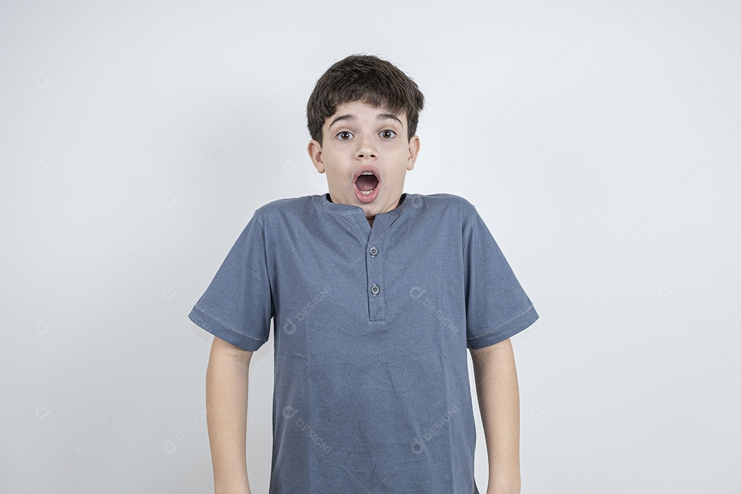 Garoto fazendo expressão de assustado