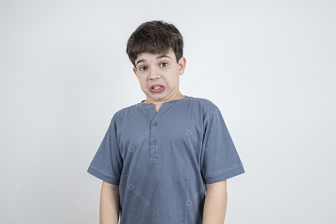 Garoto fazendo careta