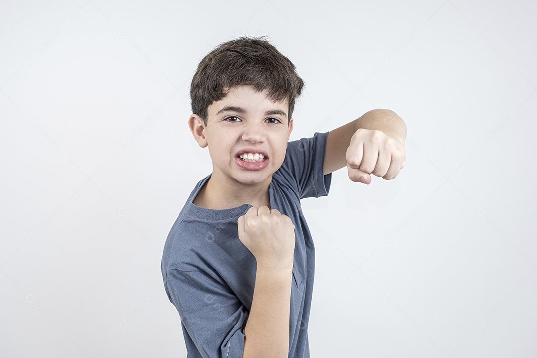 Menino com posição de bater em algo