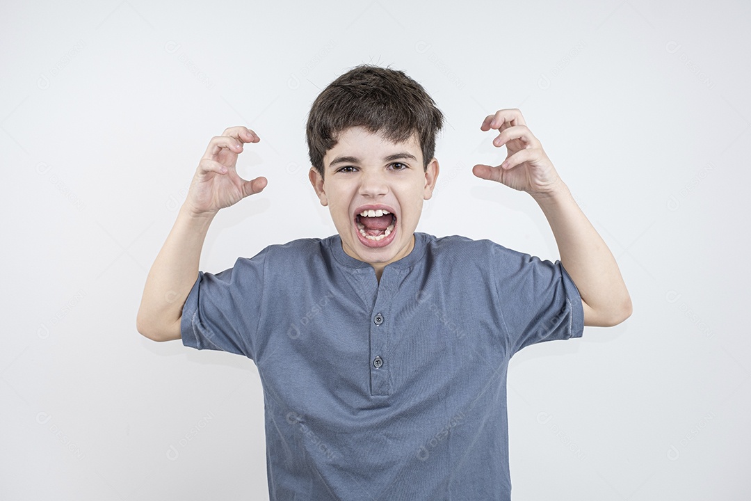 Menino com expressão de estresse e raiva