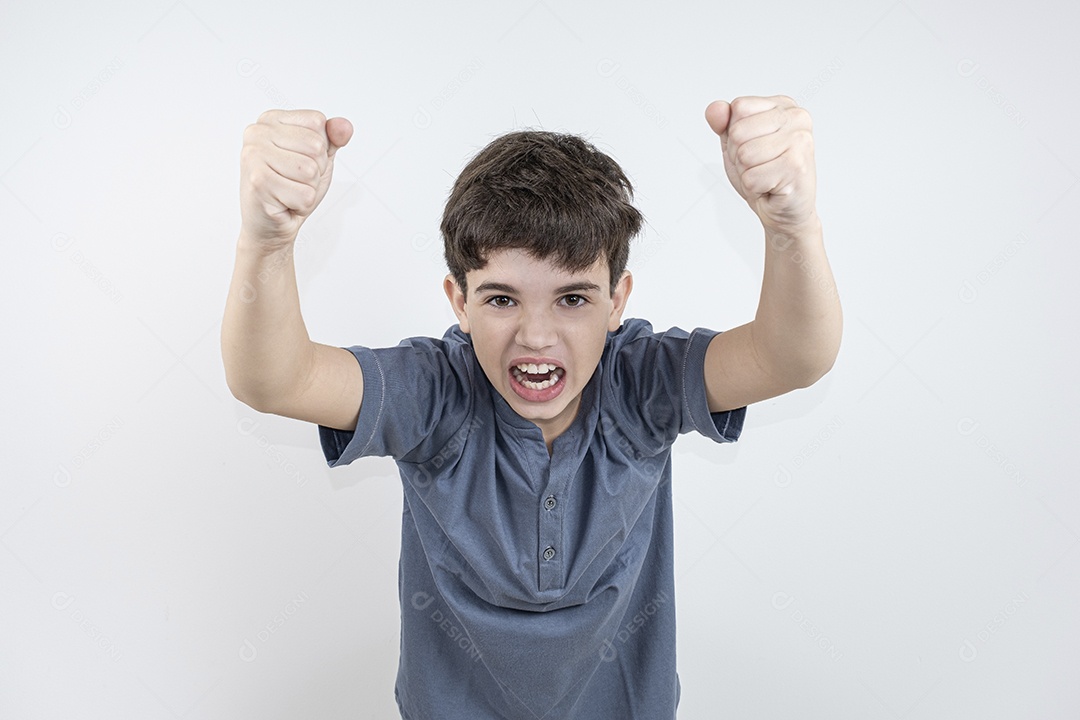 Garoto com expressão de raiva