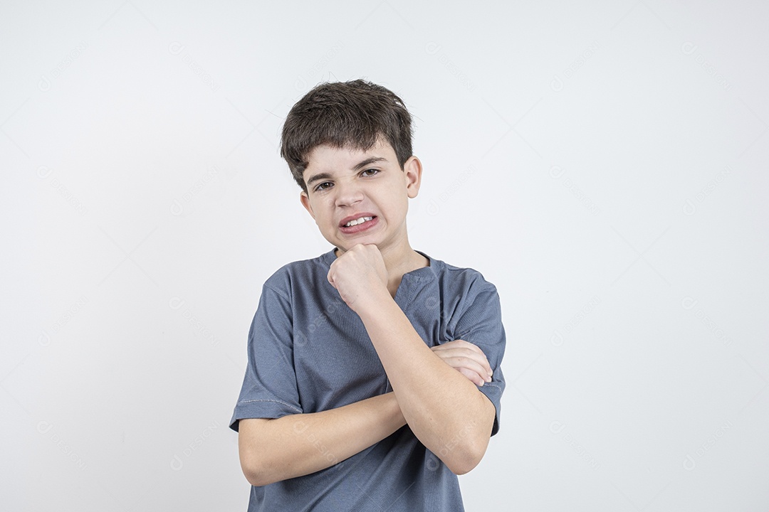Garoto com expressão de raiva