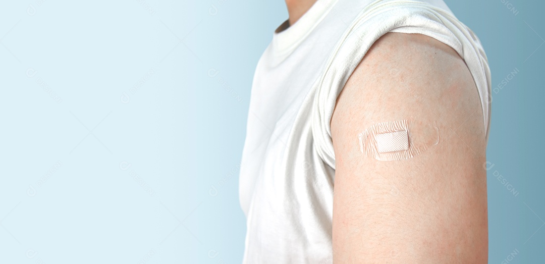 Homem com marca de vacinação no braço