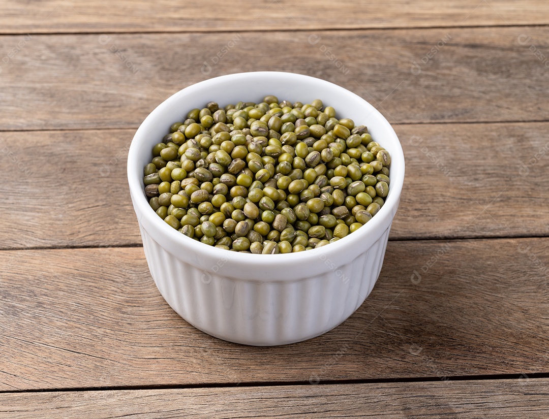 Tigela branca com feijão mayoashi verde