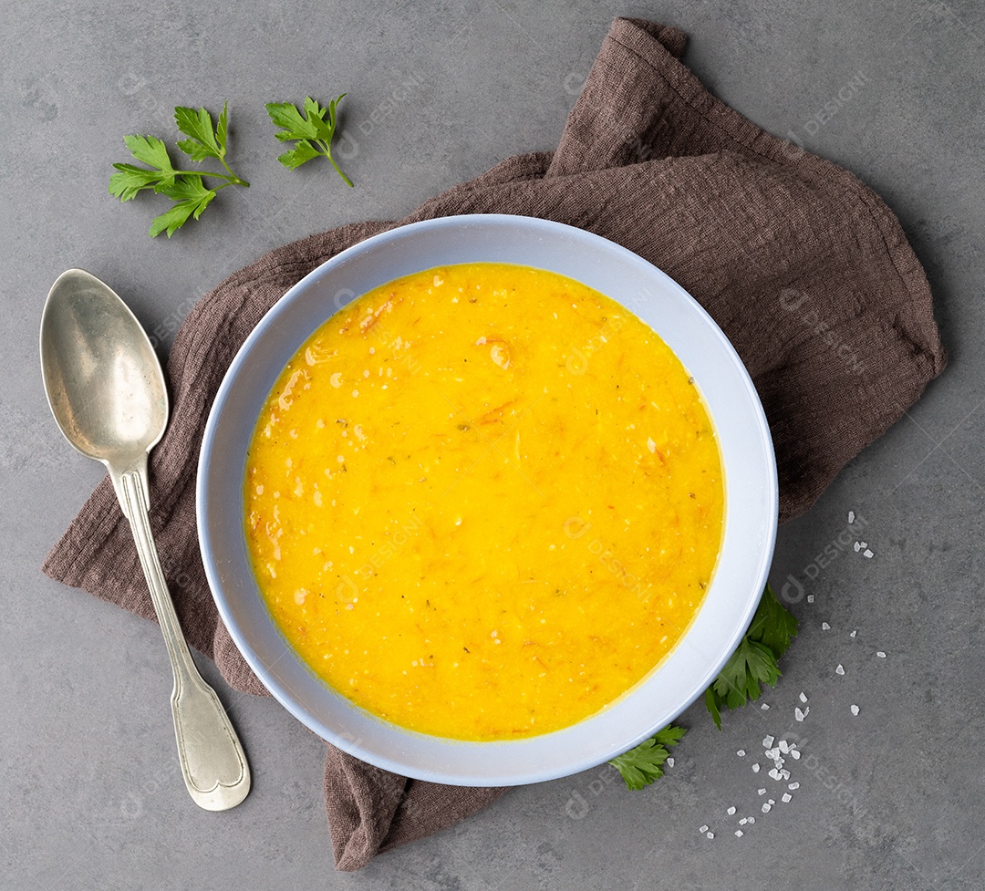 Sopa de abóbora com carne delicioso sobre mesa de pedra