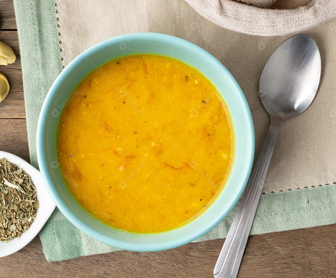Sopa de abóbora e carne seca em uma tigela com fatias de pão