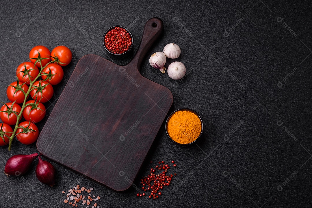 Ingredientes para cozinhar em casa pimenta, sal, especiarias e ervas sobre um fundo escuro de concreto