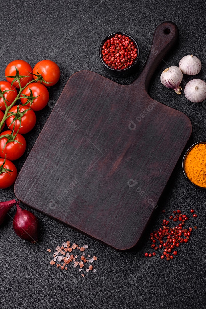 Ingredientes para cozinhar em casa pimenta, sal, especiarias e ervas sobre um fundo escuro de concret