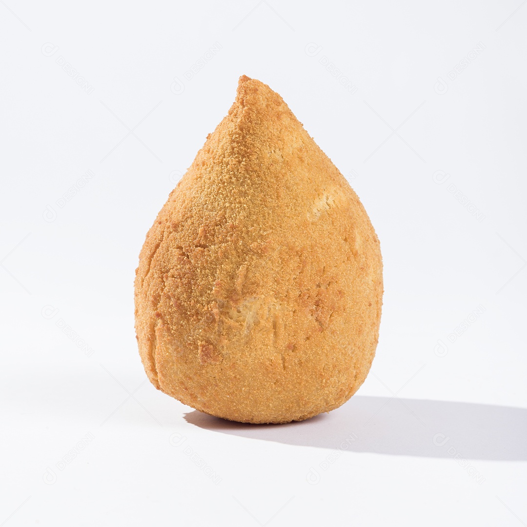Coxinha de frango tradicional sobre fundo branco