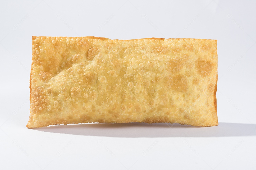 Pastel de carne ou frango em uma tabua de madeira