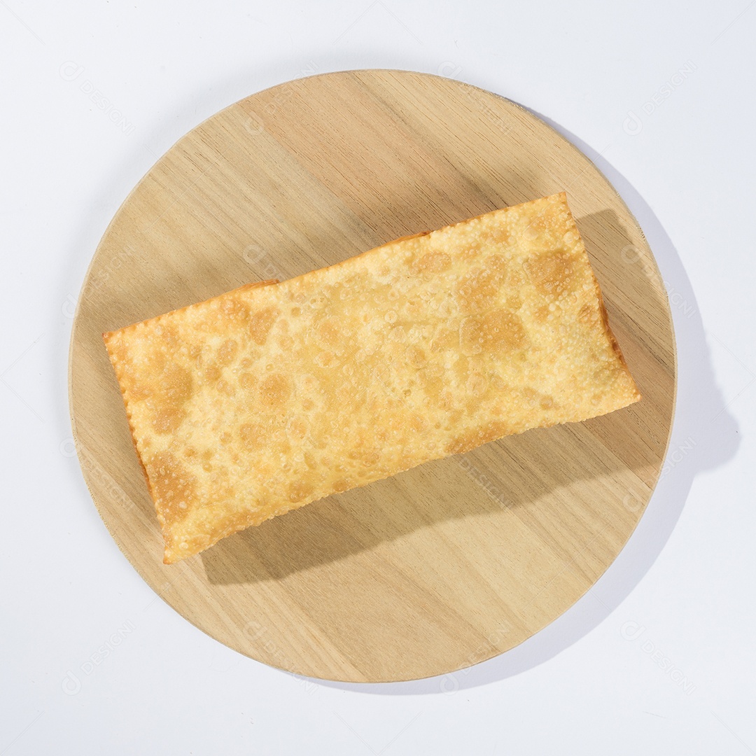 Pastel de carne ou frango em uma tabua de madeira