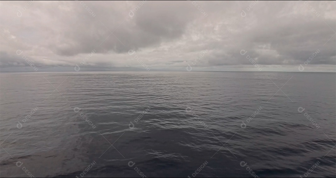 Céu e mar durante o dia Movimento da água