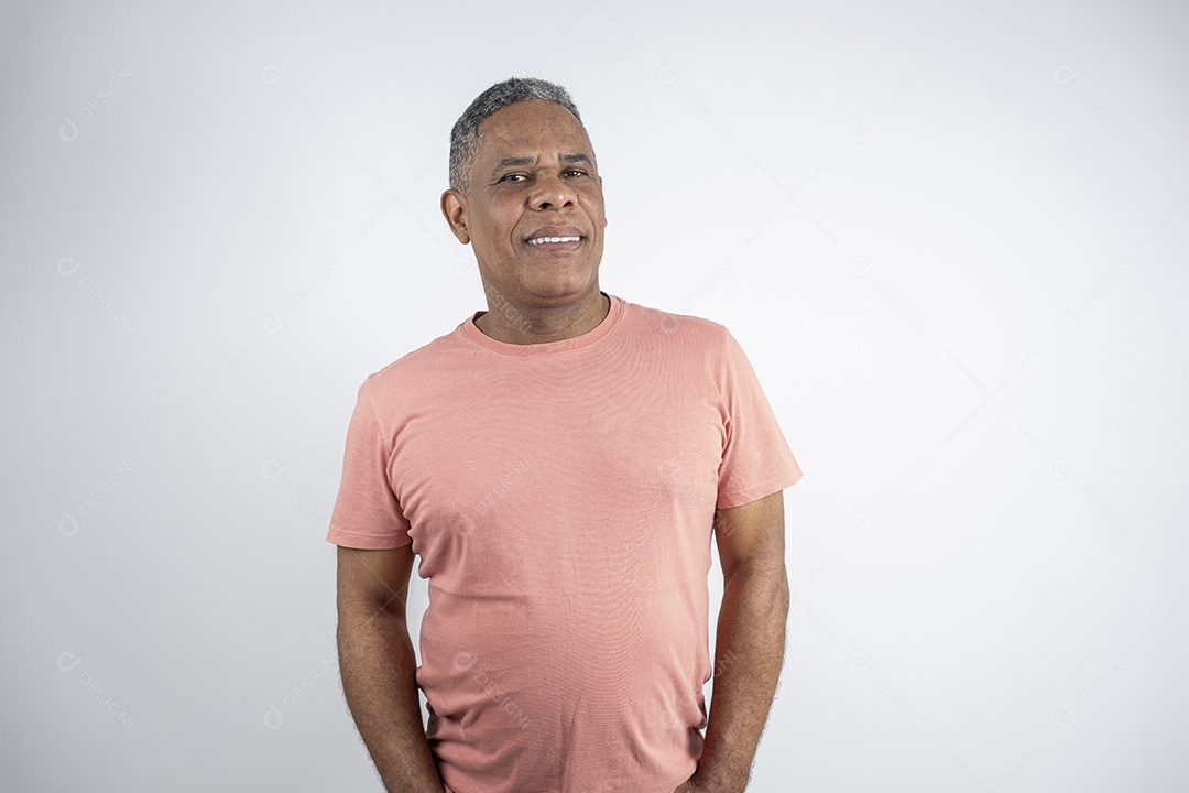 Homem com mãos no bolso