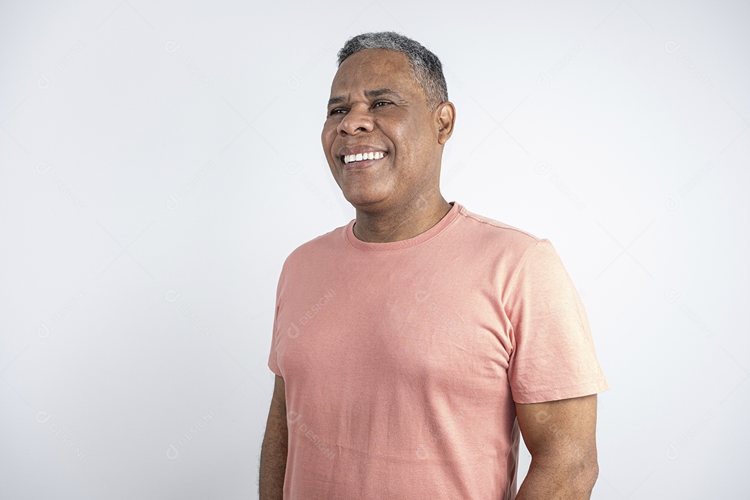 Homem moreno sorrindo