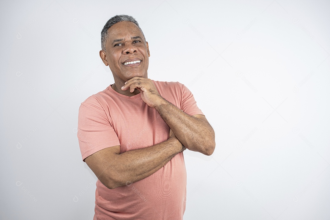 Homem sorridente com mãos no queixo
