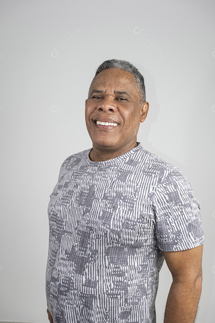 Homem moreno forte sorrindo