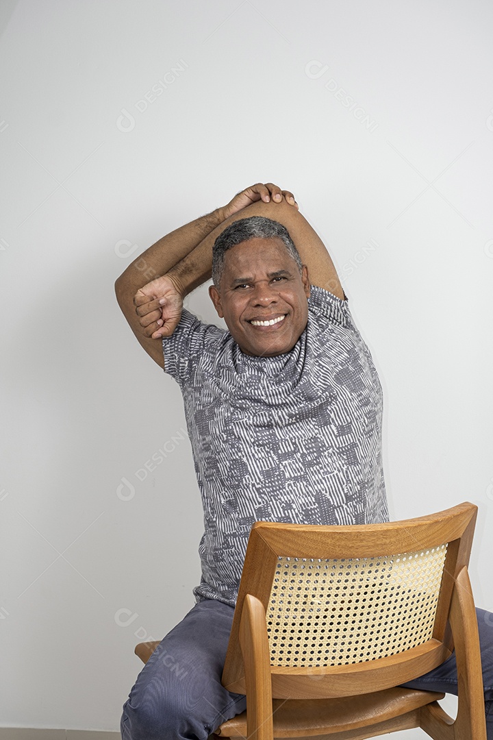 Homem sentado numa cadeira se alongando