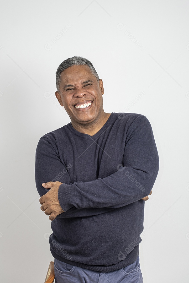 Homem de braços cruzados sorrindo