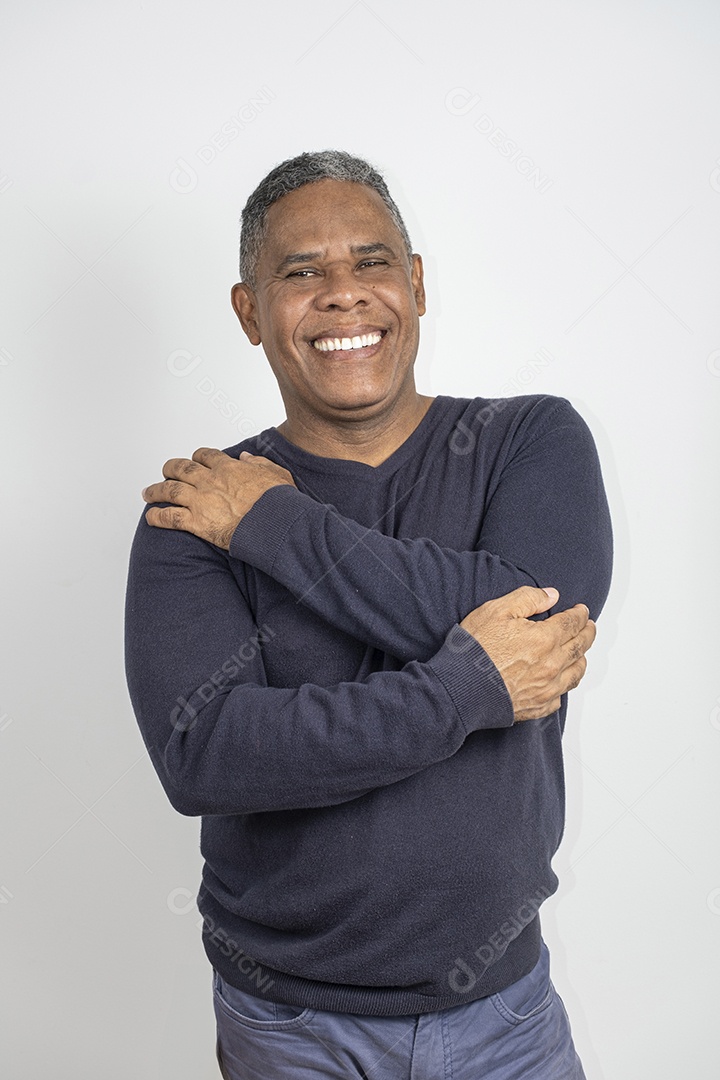 Homem se abraçando e sorrindo