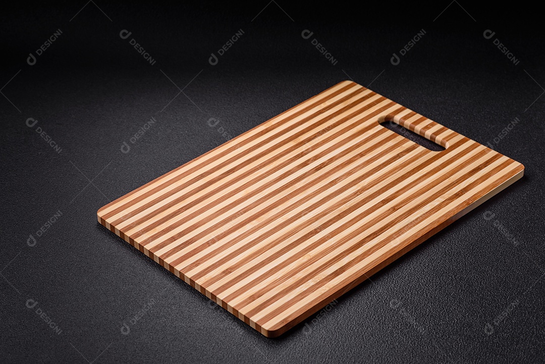 Tábua de corte de madeira retangular vazia em fundo de concreto escuro