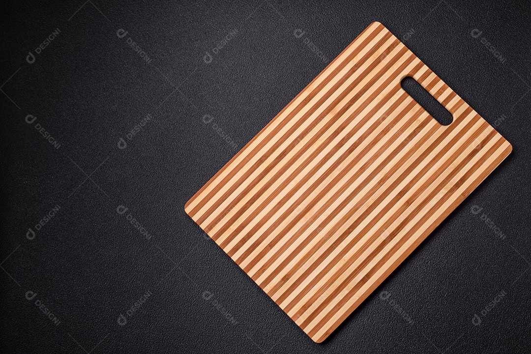 Tábua de corte de madeira retangular vazia em fundo de concreto escuro