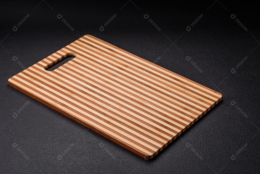 Tábua de corte de madeira retangular vazia em fundo de concreto escuro
