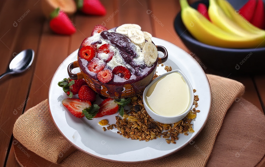 Creme de açaí delicioso com frutas e leite condensado