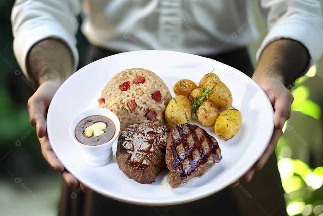 Arroz com batatas grelhadas e carne assada