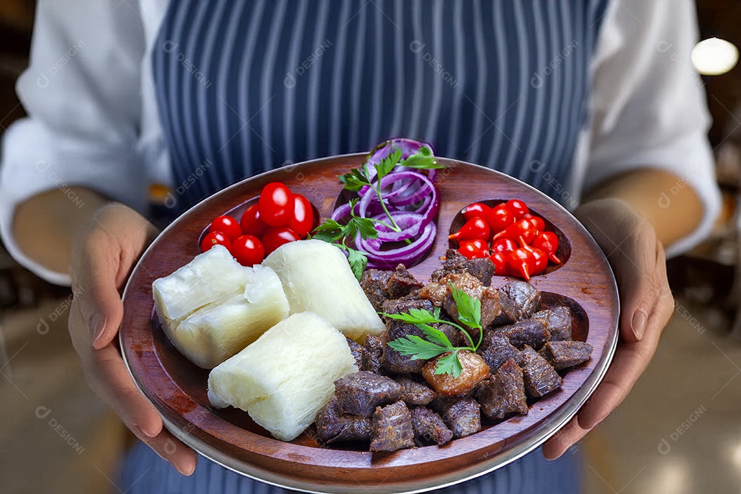 Carne de sol com mandioca e tomates
