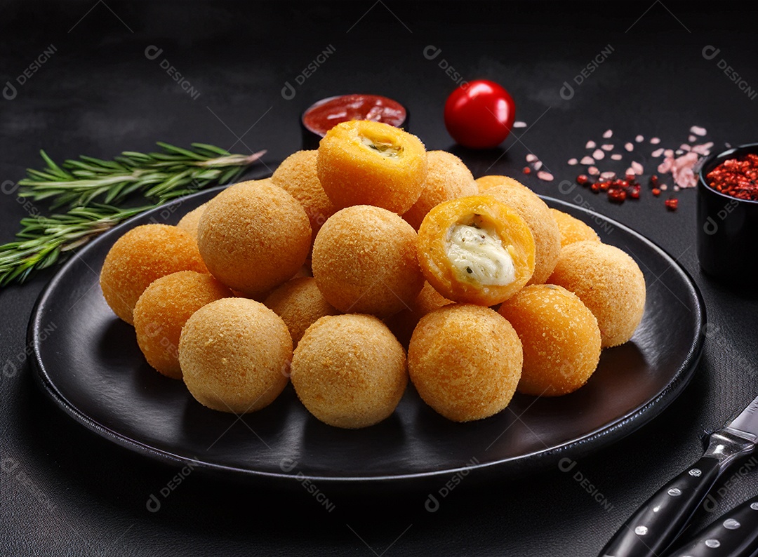 Lanche brasileiro com bolinhas de queijo